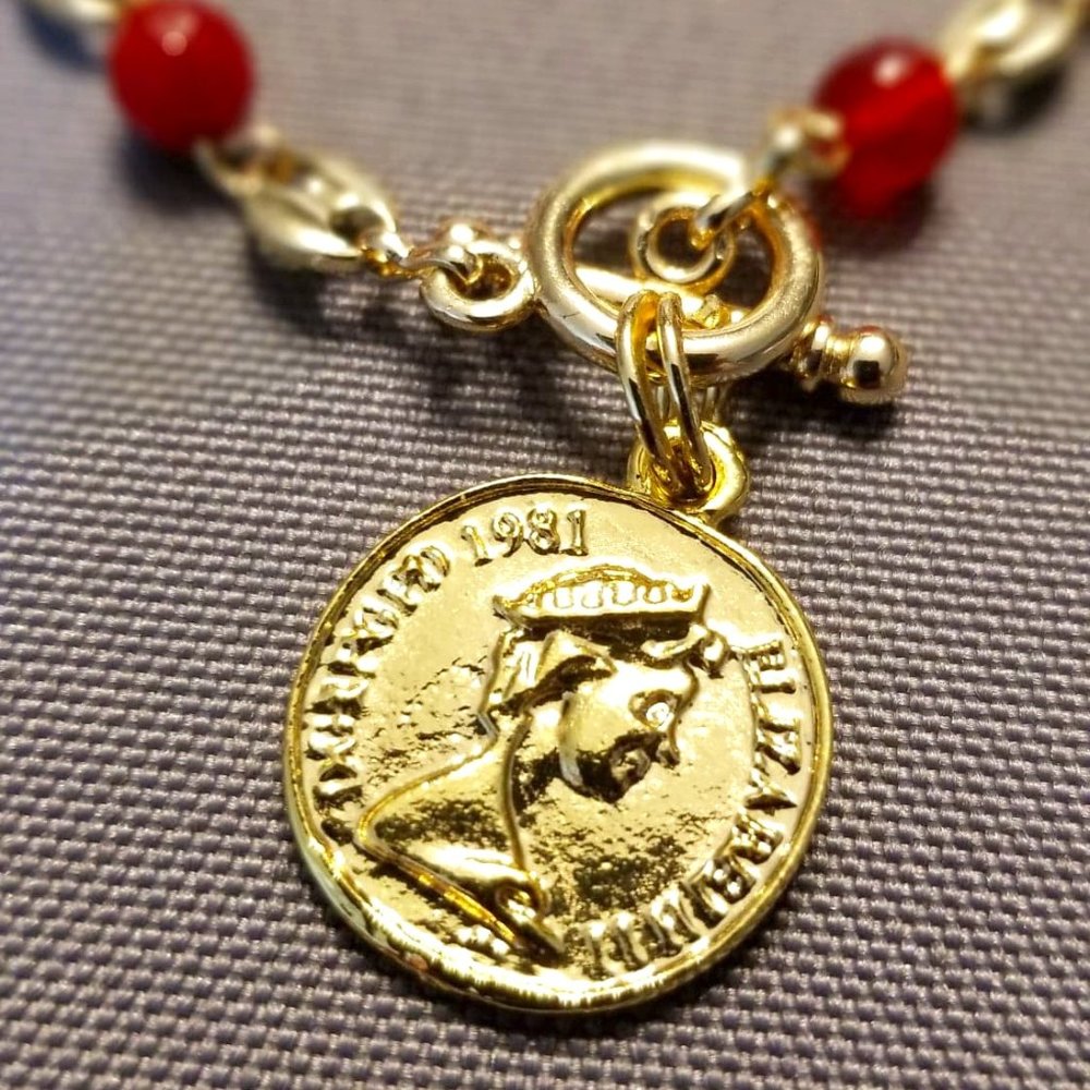 NEW RARE Queen Elizabeth Charm Necklace